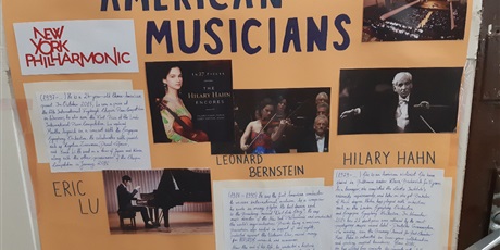 Powiększ grafikę: Zdjęcie plakatu w języku angielskim nt. muzyków New York Philharmonic