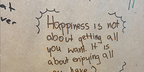 Powiększ grafikę: Zdjęcie odręcznego napisu w języku angielskim: "Happiness is not about getting all you want. It is about enjoying all you have."