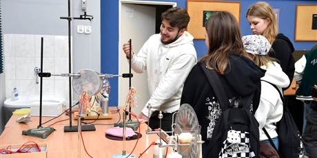 Powiększ grafikę: Uczeń w laboratorium chemicznym pokazuje doświadczenie kandydatkom