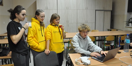 Powiększ grafikę: organizatorzy i IIII LO w trakcie pracy