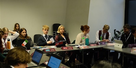 Powiększ grafikę: Uczniowie w trakcie debat siedzą przy stołach ustawionych w podkowę