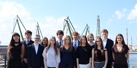 Powiększ grafikę: Grupa uczniów na tle dźwigów portowych