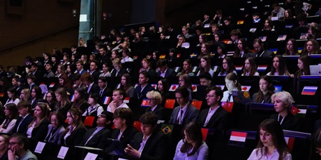 Powiększ grafikę: Publiczność w dużej sali konferencyjnej