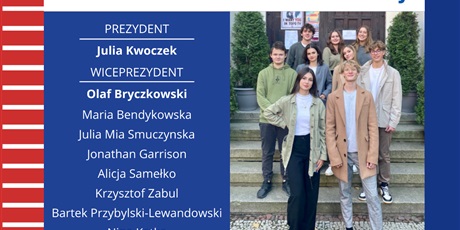 Powiększ grafikę: Grafika przedstawia skład (zamieszczony również w artykule) oraz zdjęcie członków zwycięskiego Prezydium na schodach przed szkołą.