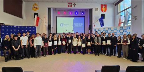 Powiększ grafikę: wszyscy stypendyści pozują do zdjęcia