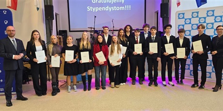 Powiększ grafikę: wszyscy stypendyści pozują do zdjęcia