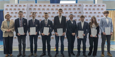 Powiększ grafikę: stypendyści pozują do zdjecia