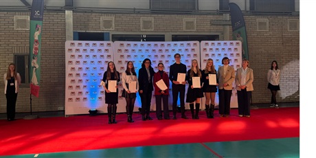 Powiększ grafikę: stypendyści pozują do zdjecia