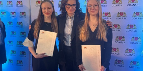 Powiększ grafikę: stypendyści pozują do zdjecia