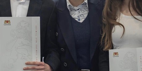 Powiększ grafikę: stypendyści pozują do zdjecia