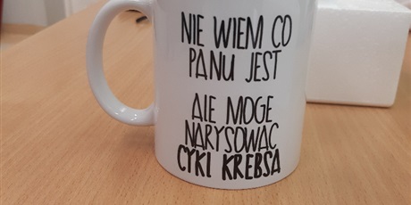 Powiększ grafikę: Zdjęcie kubka z napisem: Nie wiem co panu jest, ale mogę narysować cykl Krebsa".