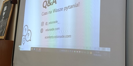 Powiększ grafikę: Slaj zawierający napis: "Q&A Czas na Wasze pytania!"
