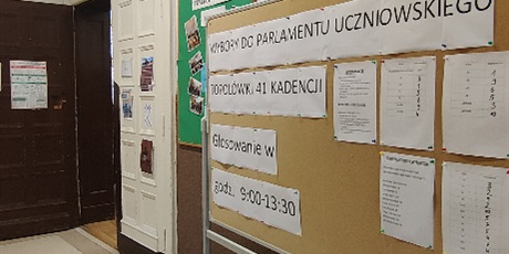 Powiększ grafikę: Zdjęcie tablicy korkowej z informacjami nt. wyborów do Parlamentu.