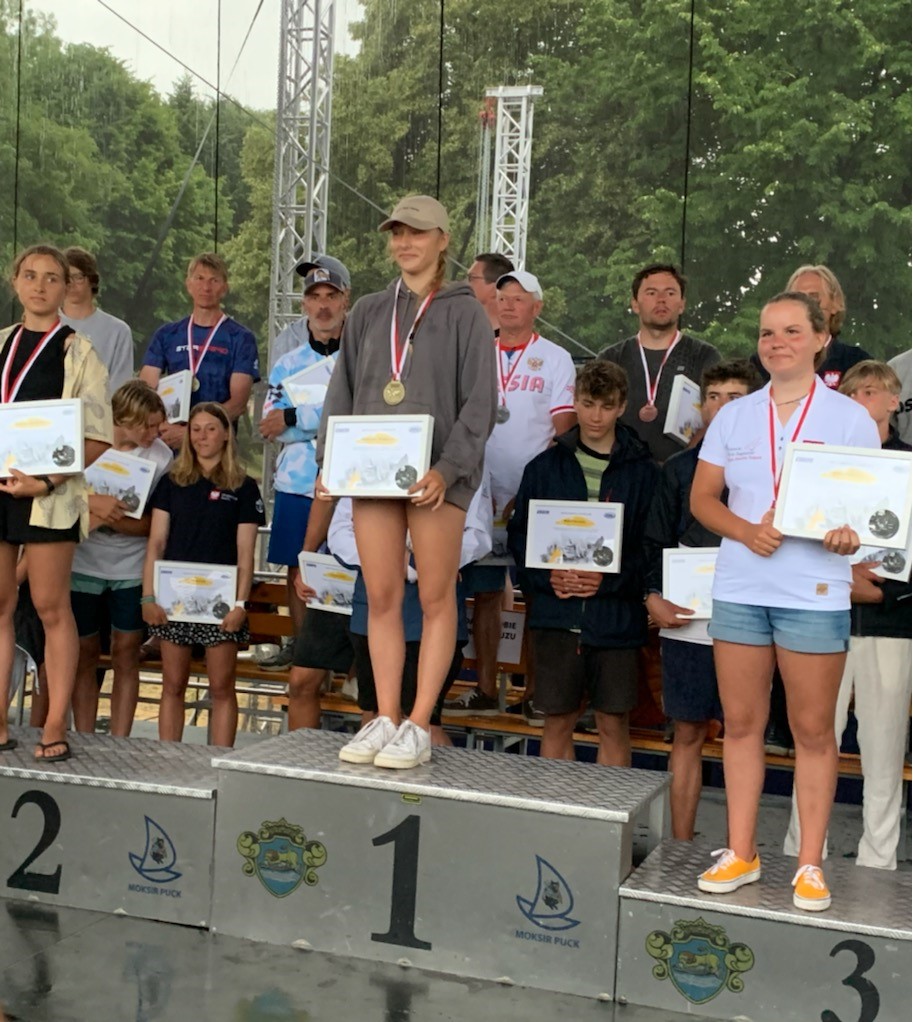 Zdjęcie zawodniczek na podium.